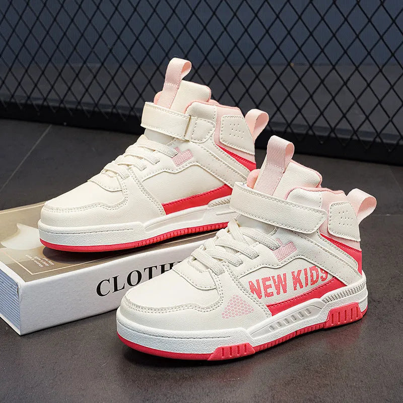 Children's outdoor sneakers with buckle fastening in multiple colour options