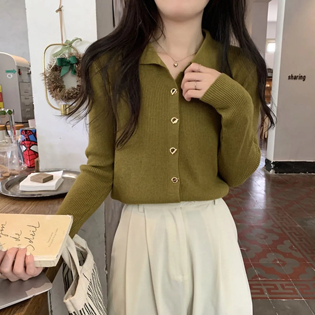 Gentle long-sleeved knitted cardigan in viscose fibre, shown in loose fit on a model.