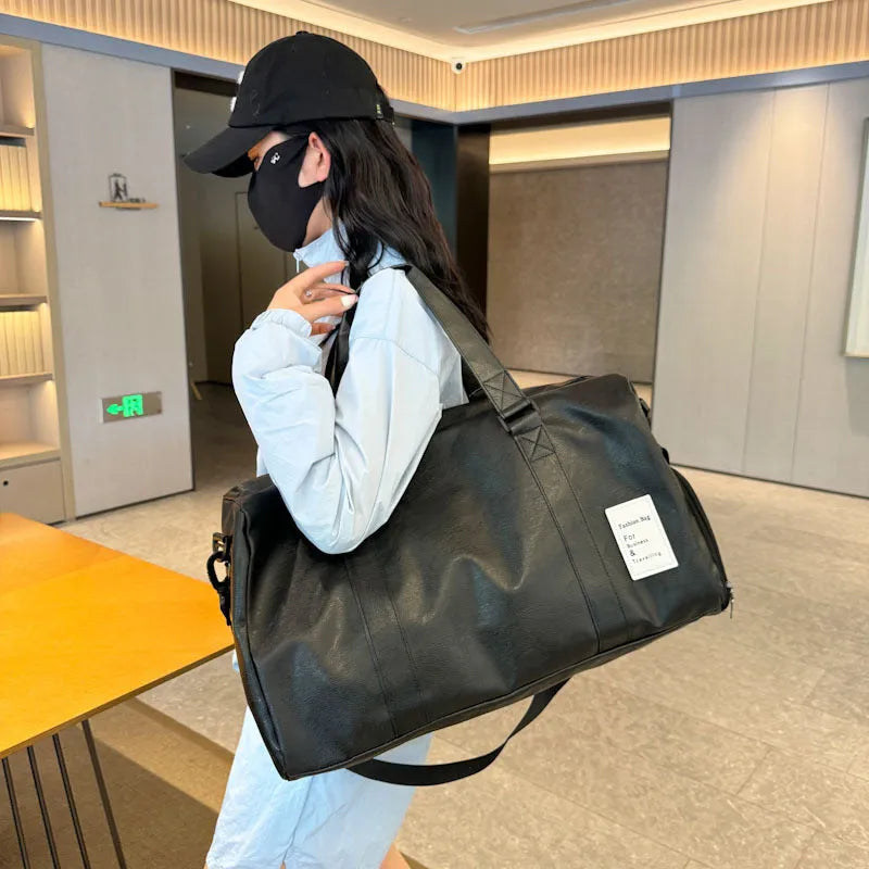 Fitness shoulder messenger bag with dry and wet separation compartments, available in large and small sizes.