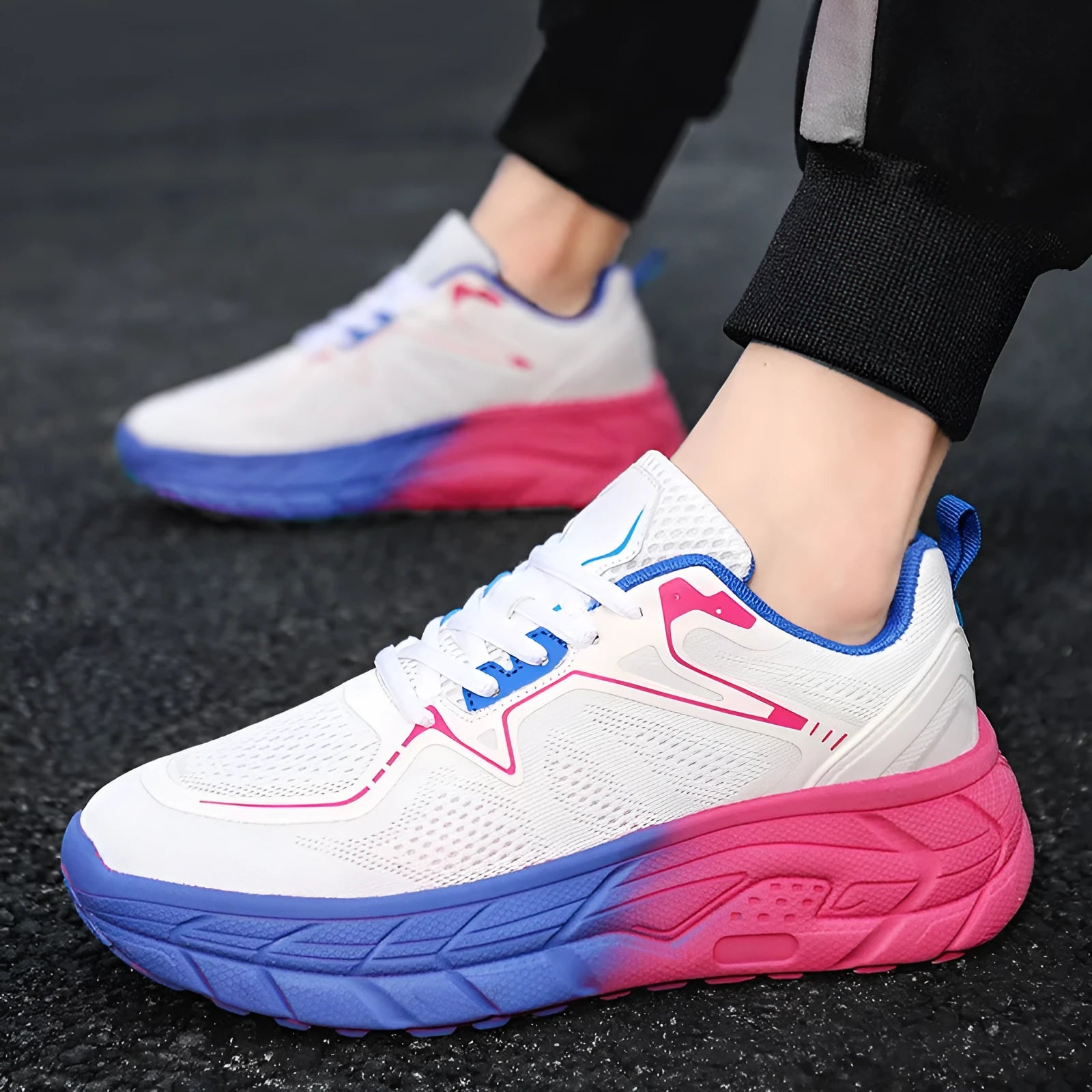 Cushioned rebound long-distance running shoes with breathable mesh upper in white
