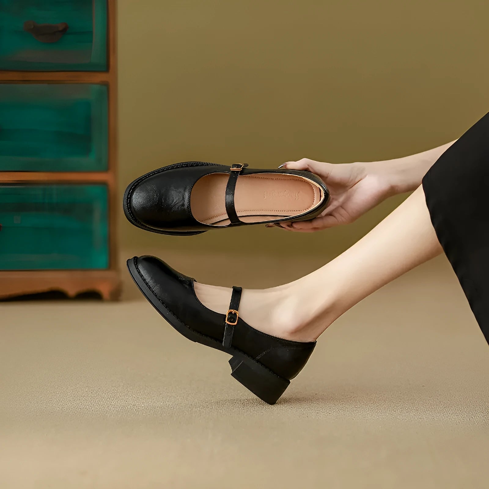 Thick-soled extra height black leather shoes for women with round toe and low top