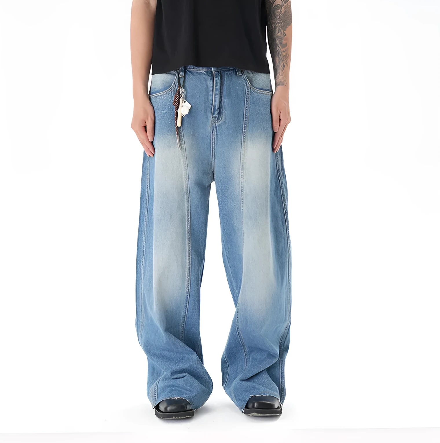 Cut washed vintage washed wide leg machete jeans in light blue denim fabric with zip fly