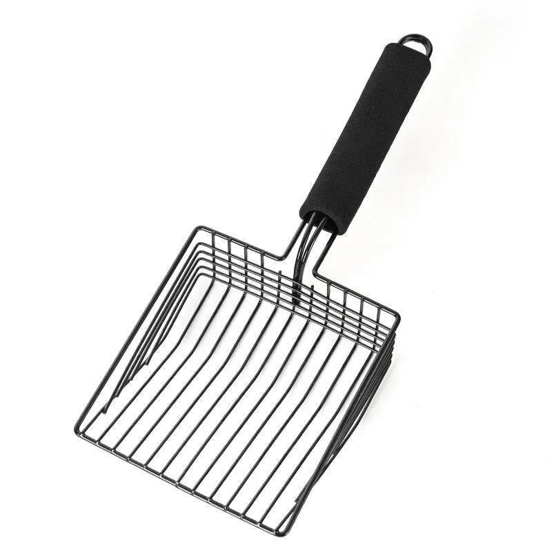 Black metal cat litter scoop with a 0.8cm wide gap between its tines.