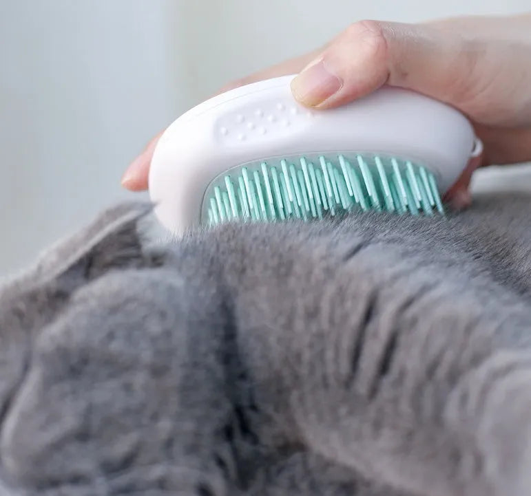 White pet hair brush for cats and dogs made of ABS plastic with compact dimensions 7.2 x 10.6 x 4.2 cm