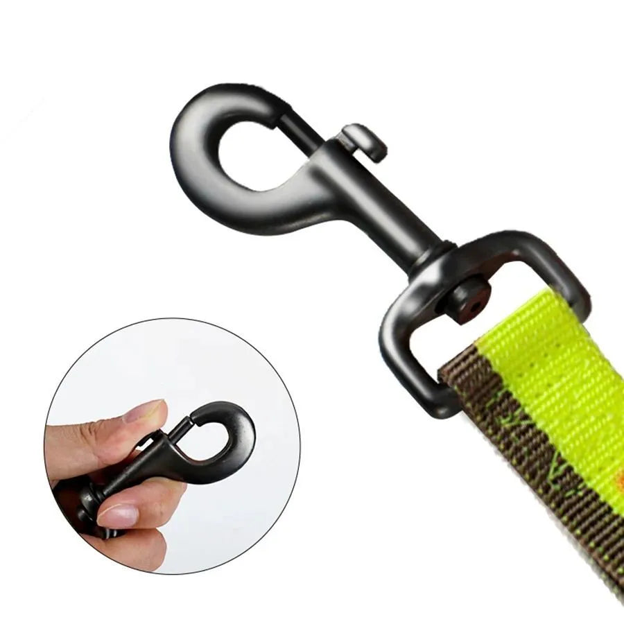 Green elastic shock-resistant dog training leash with 360-degree rotating metal clip