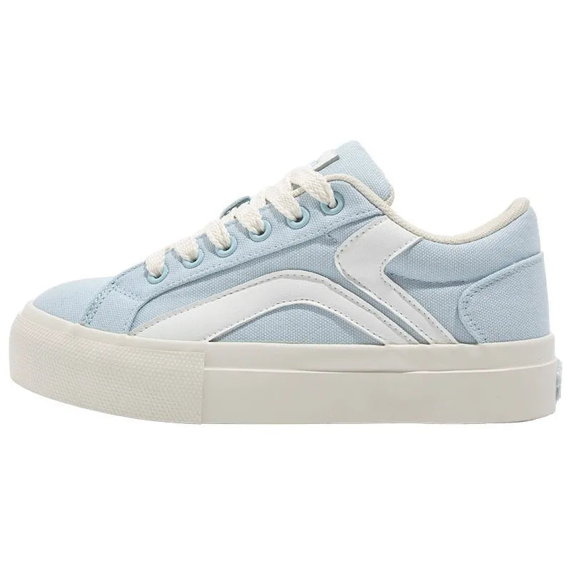 Women's low-top vulcanised board shoes in a black and white colourway with round toe and lace-up front.