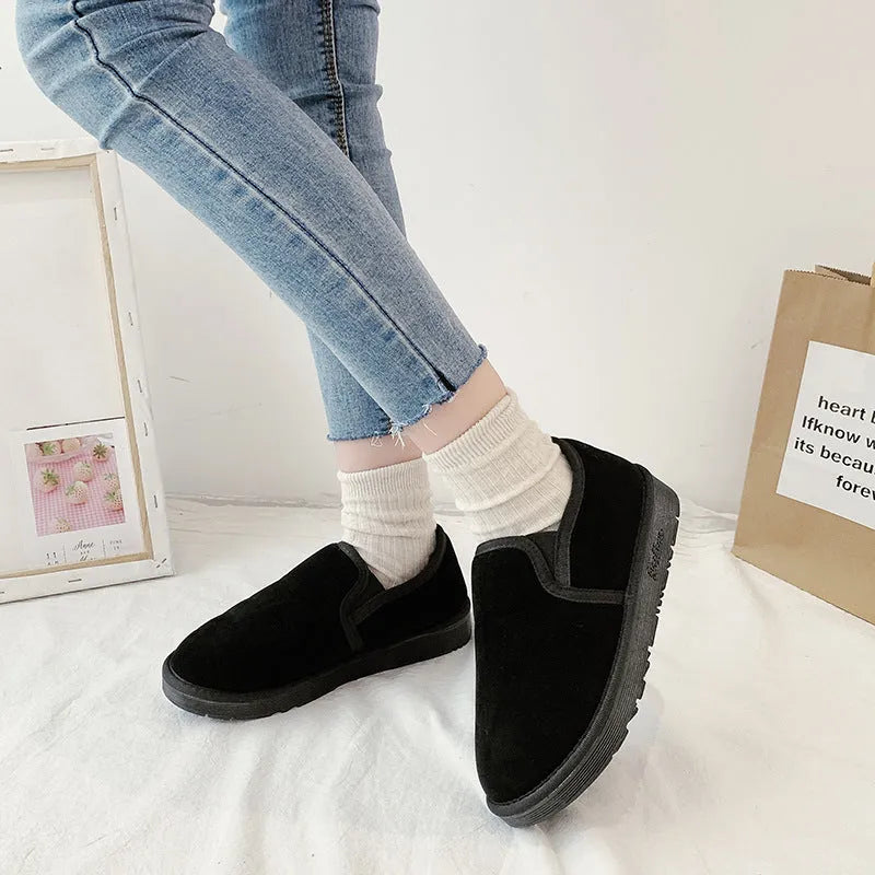 Flat snow boots with fleece lining in multiple colours showing round toe and rubber sole