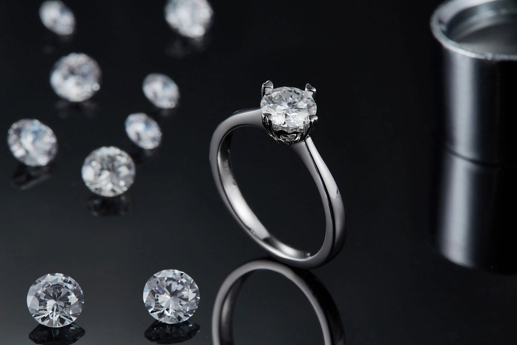 Heart-stirring Kiss wedding ring set with 1-carat moissanite stone on S925 silver band with platinum plating