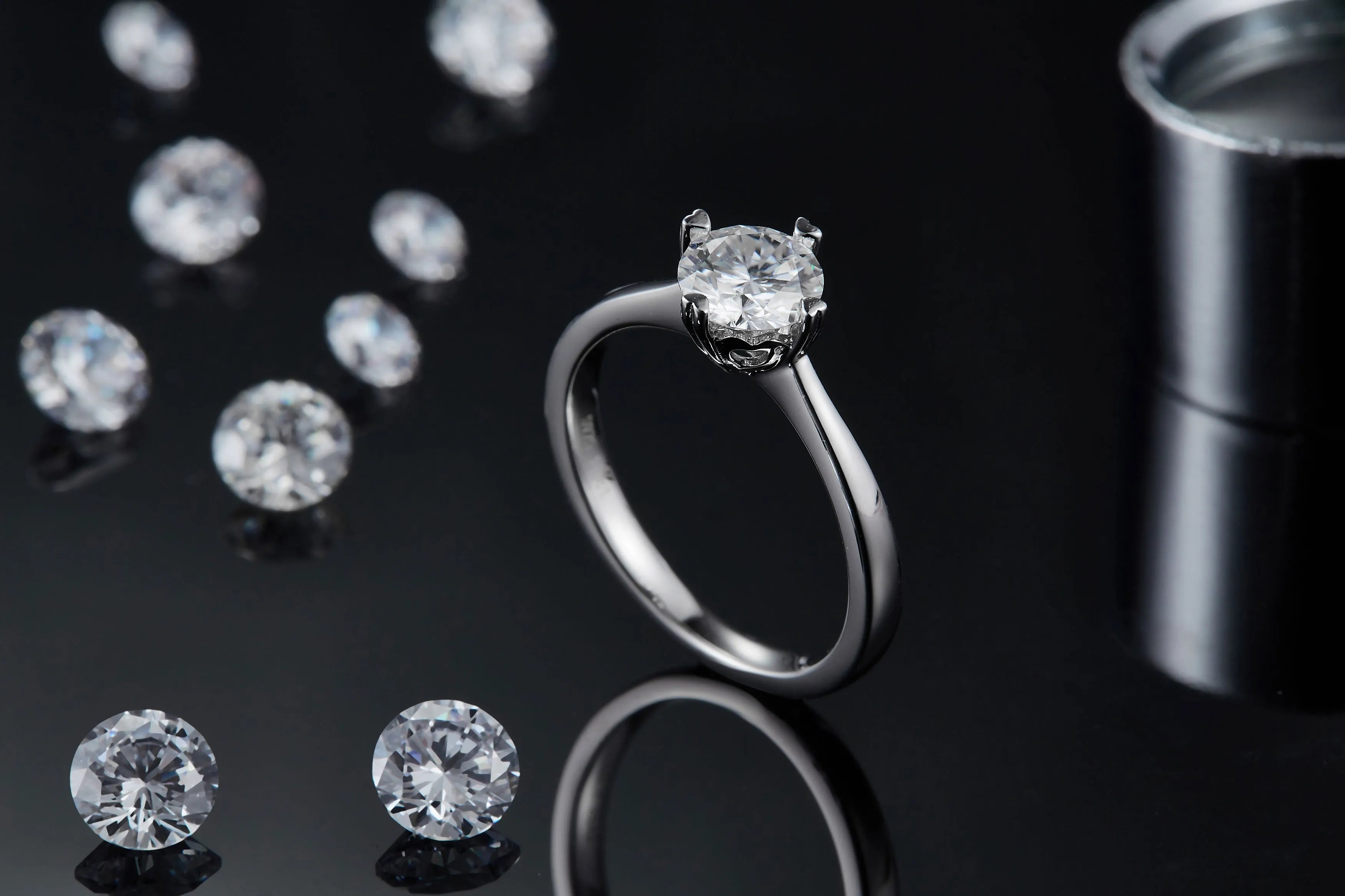 Heart-stirring Kiss wedding ring set with 1-carat moissanite stone on S925 silver band with platinum plating
