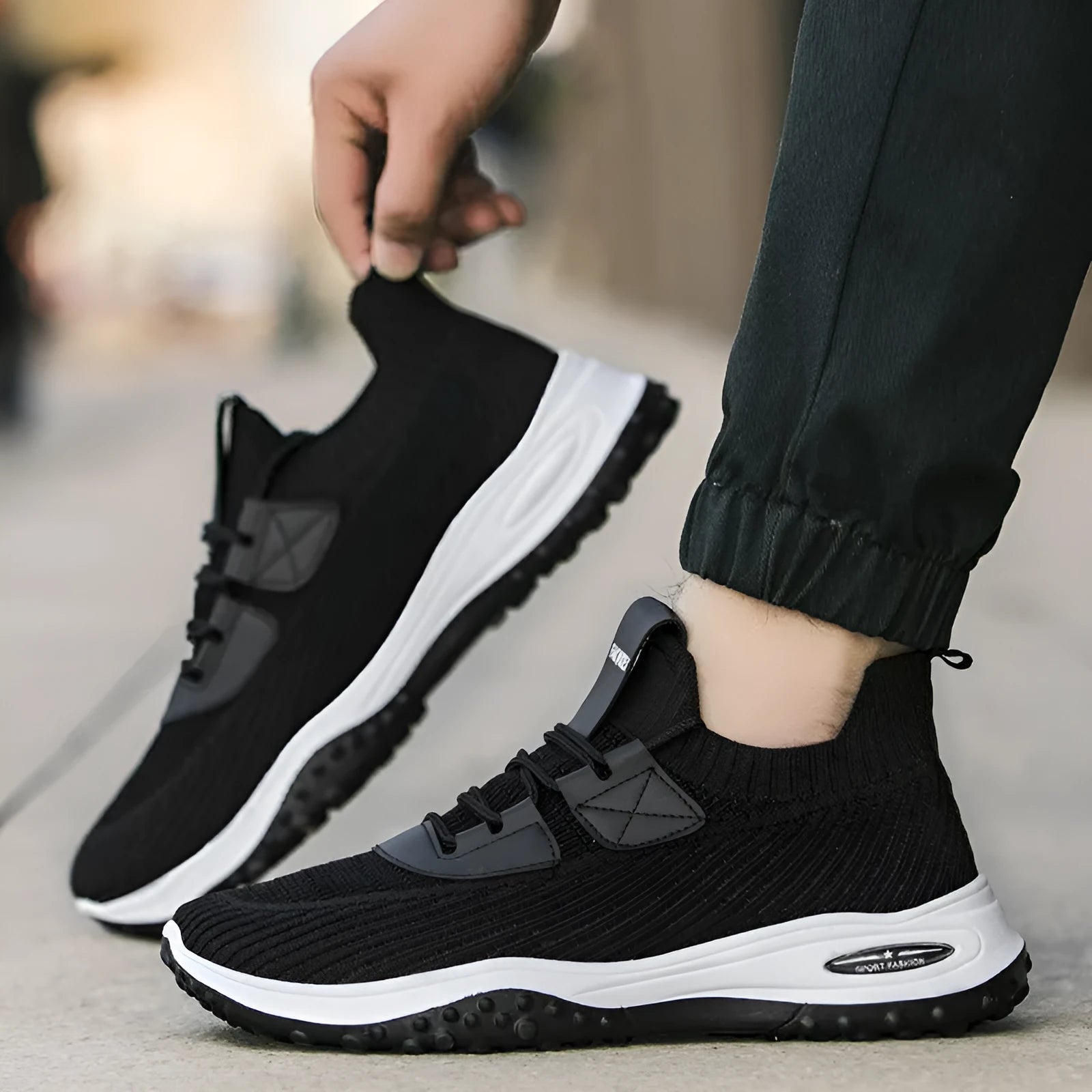 Flyknit breathable low top casual running shoes in black colour with round toe and lace-up design