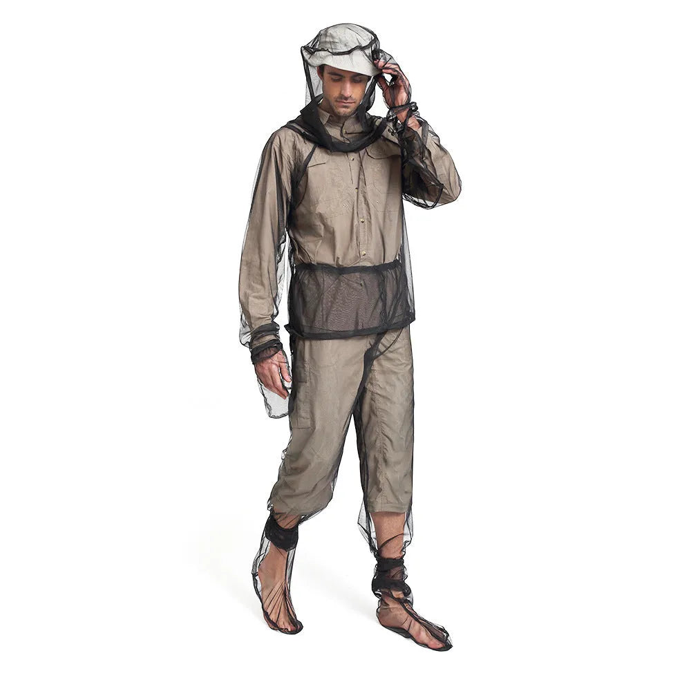 Four-piece mosquito-proof clothing set with hooded top, trousers and booties in mesh fabric.