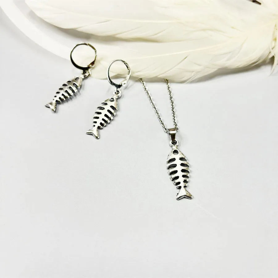Women's fishbone pendant necklace and matching earrings set with adjustable O-chain in retro style