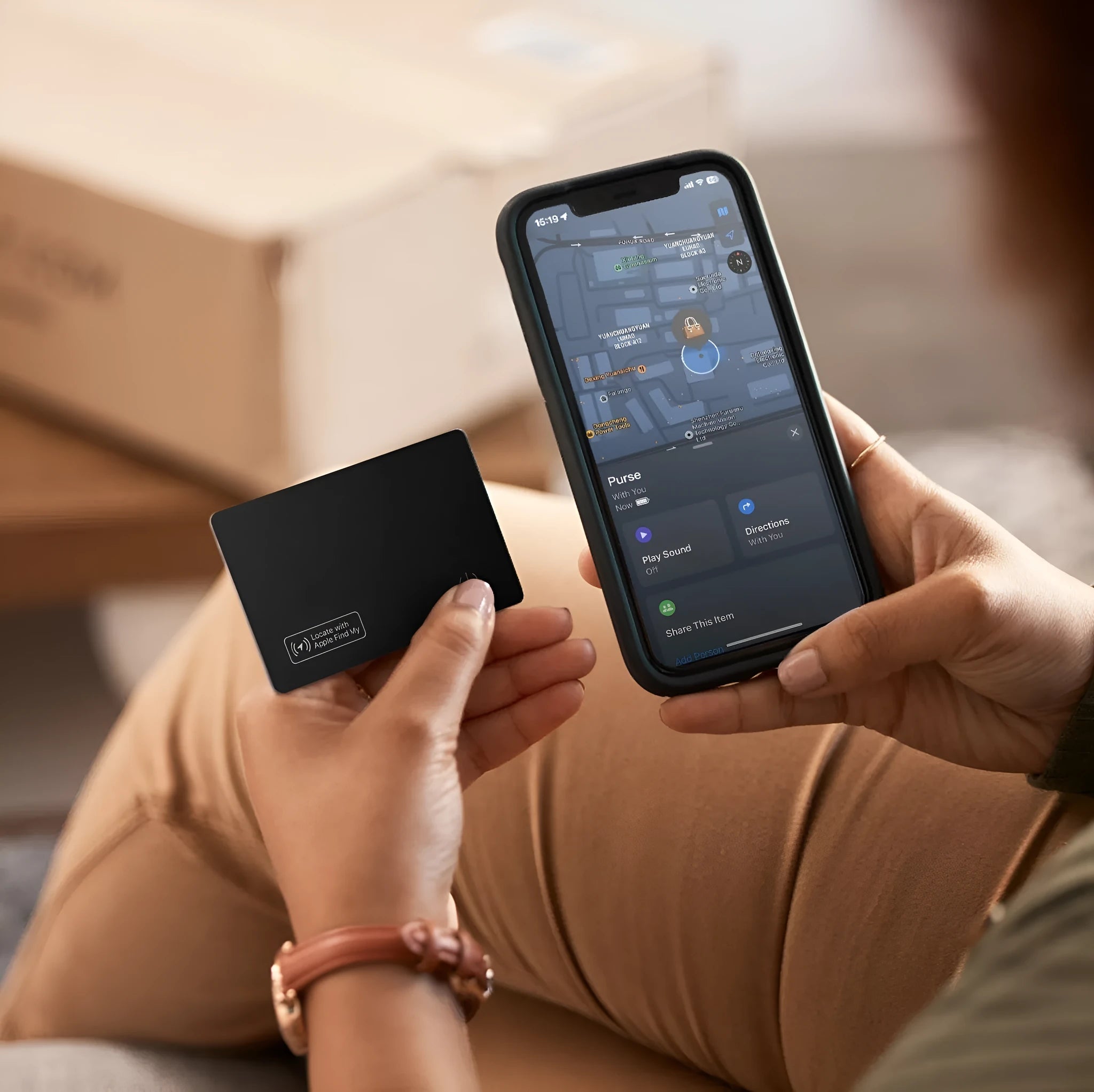 Ultra-thin black anti-loss card with 550mAh battery for Apple devices in a wallet