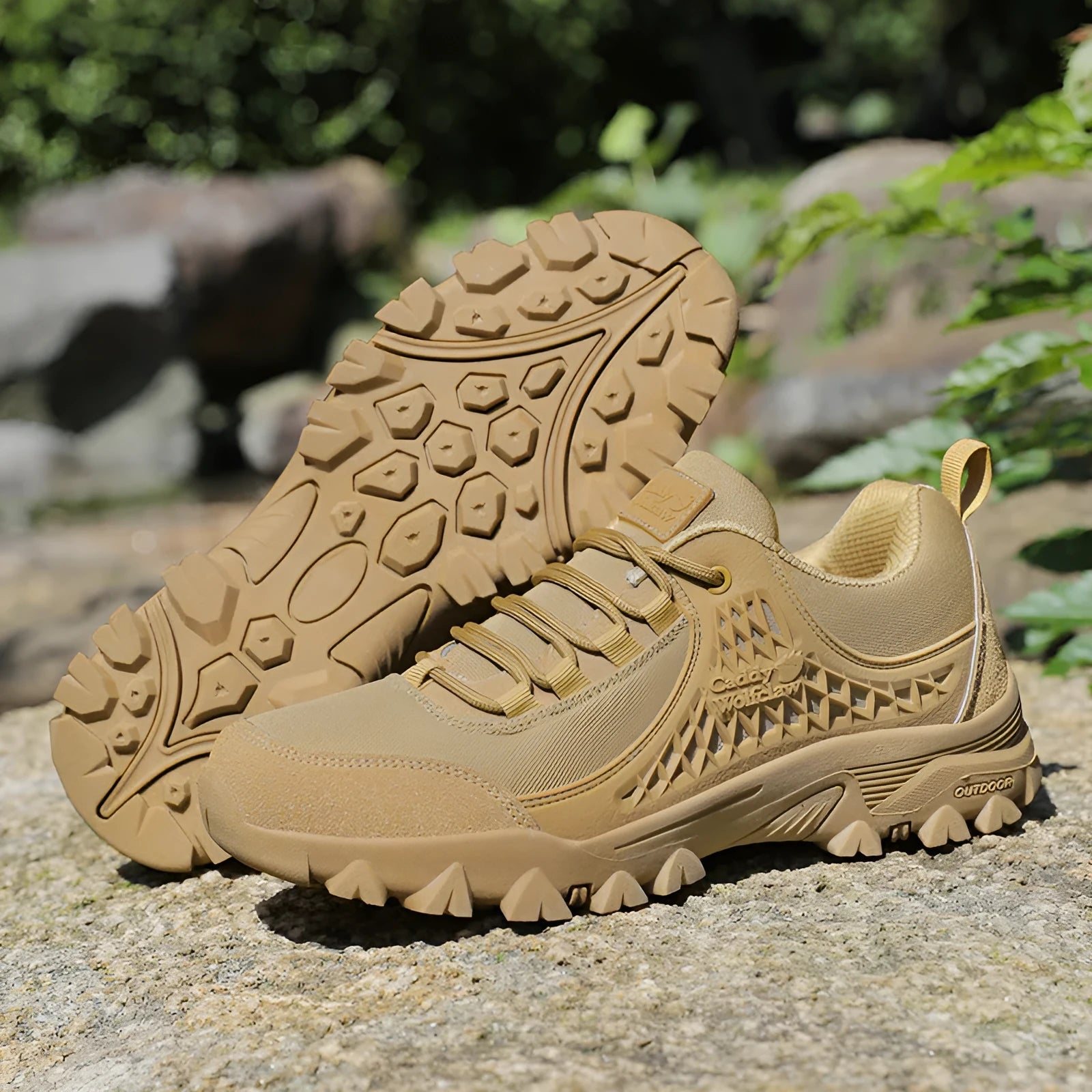 Men's hiking shoes in khaki, low top, PU mesh upper, non-slip platform sole, lace-up closure