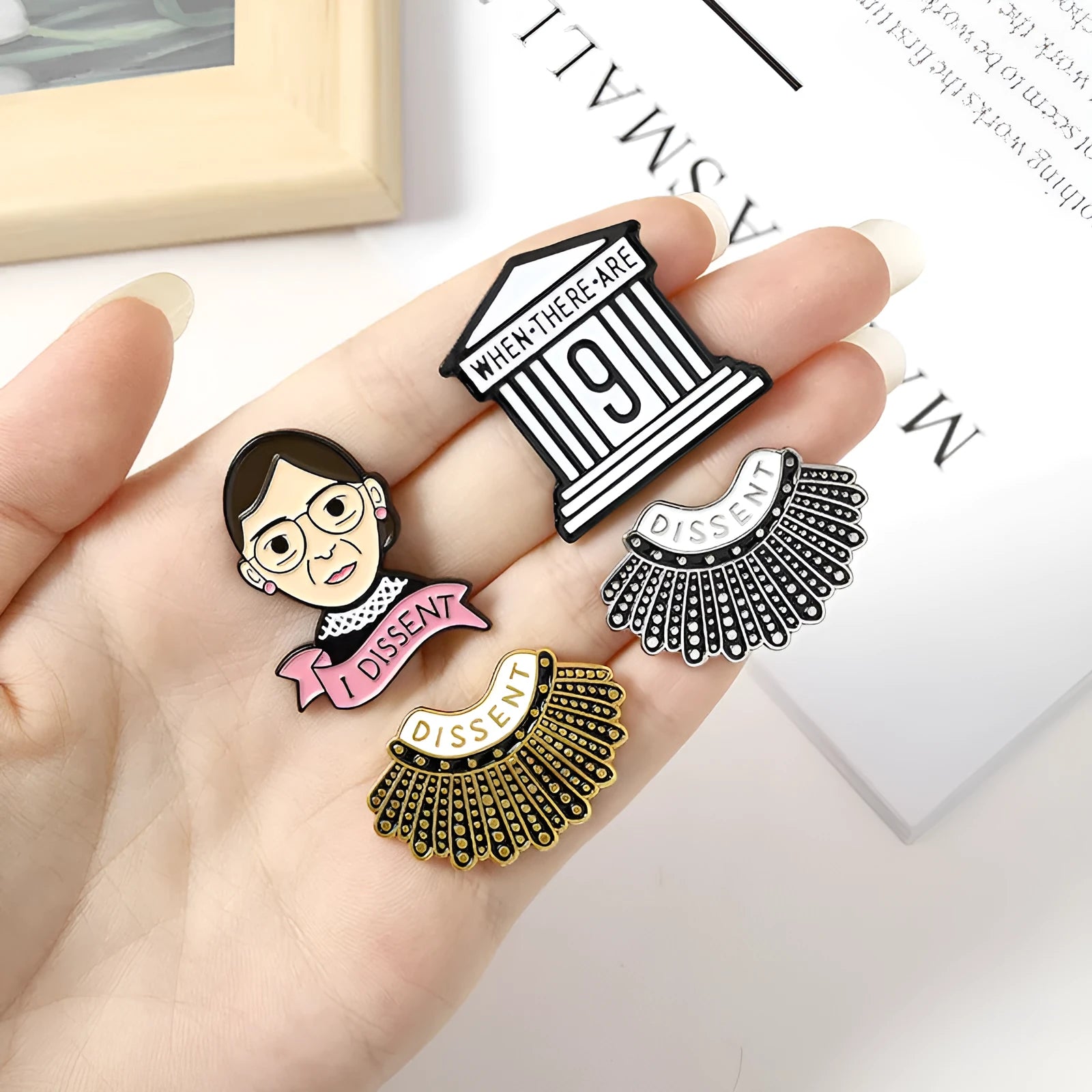 Ruth Bader Ginsburg feminist emblem brooch in alloy, unisex style, colour XZ1752