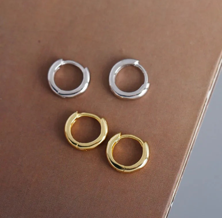 Women's sterling silver round stud earrings in gold and silver finishes