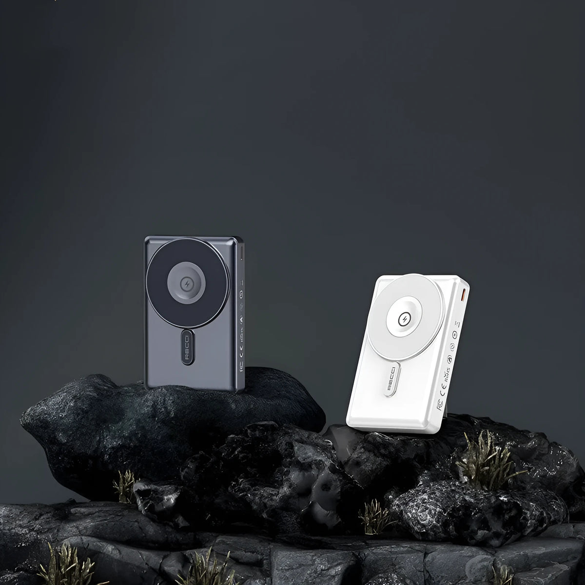 Magnetic wireless power bank with 10000mAh capacity in black or white plastic shell, size 102x66x24mm