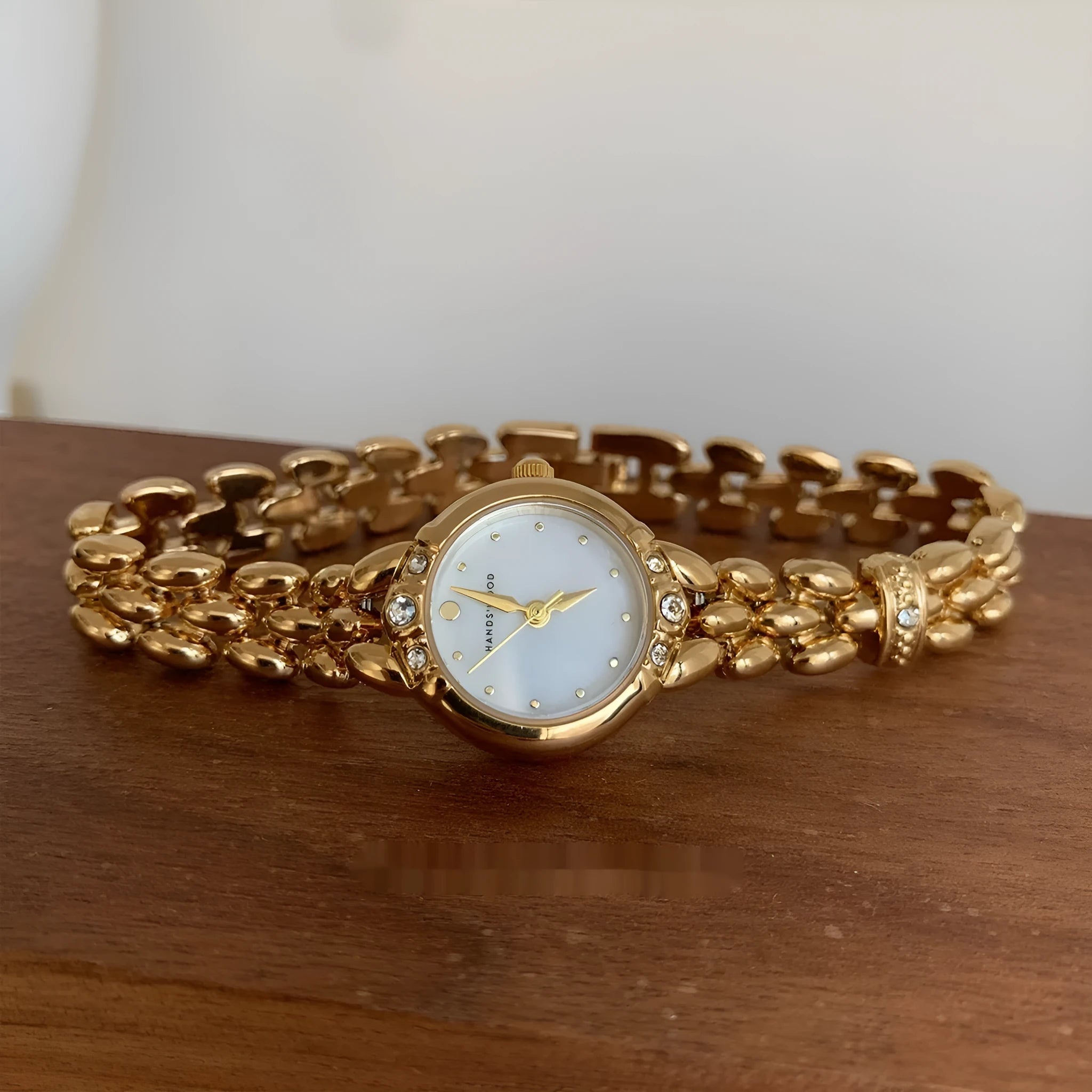 Women's Alloy Quartz Watch Gold Strap Fritillary Surface Retro Fashion Timepiece Ladies Casual Dress Wristwatch