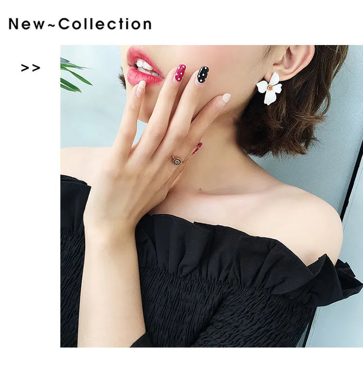 Flower-shaped stud earrings in pink and white colours with electroplated alloy construction