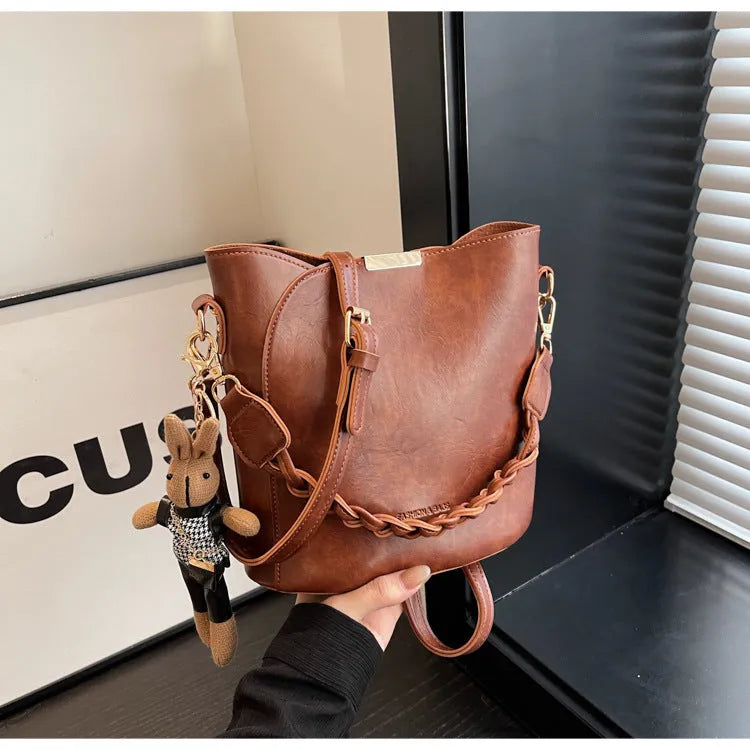 Women's retro messenger bag in PU leather, brown colour, 21x11x21 cm with pendant and double shoulder straps