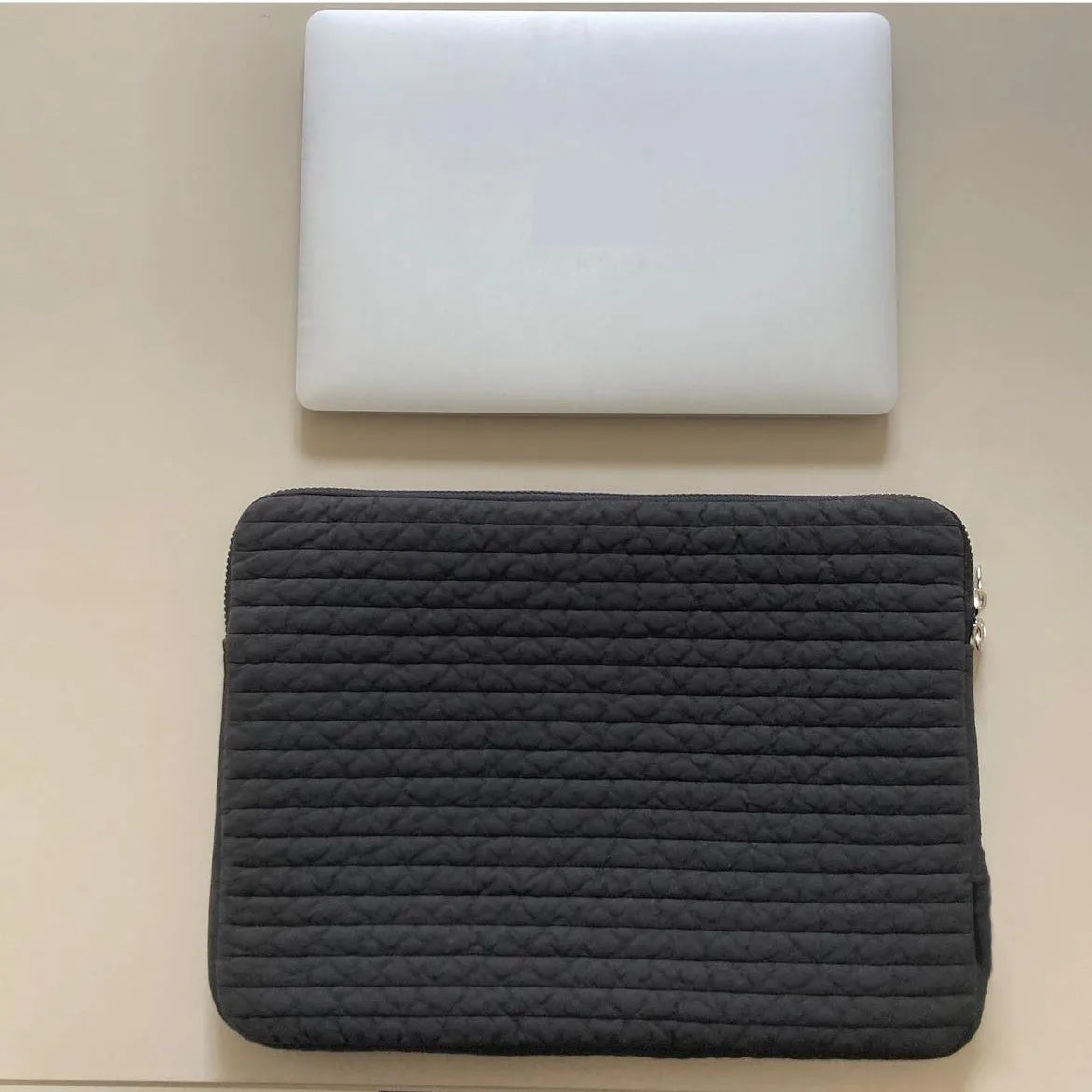 Hand-held black and white anti-seismic laptop bag for tablet protection with coin pocket