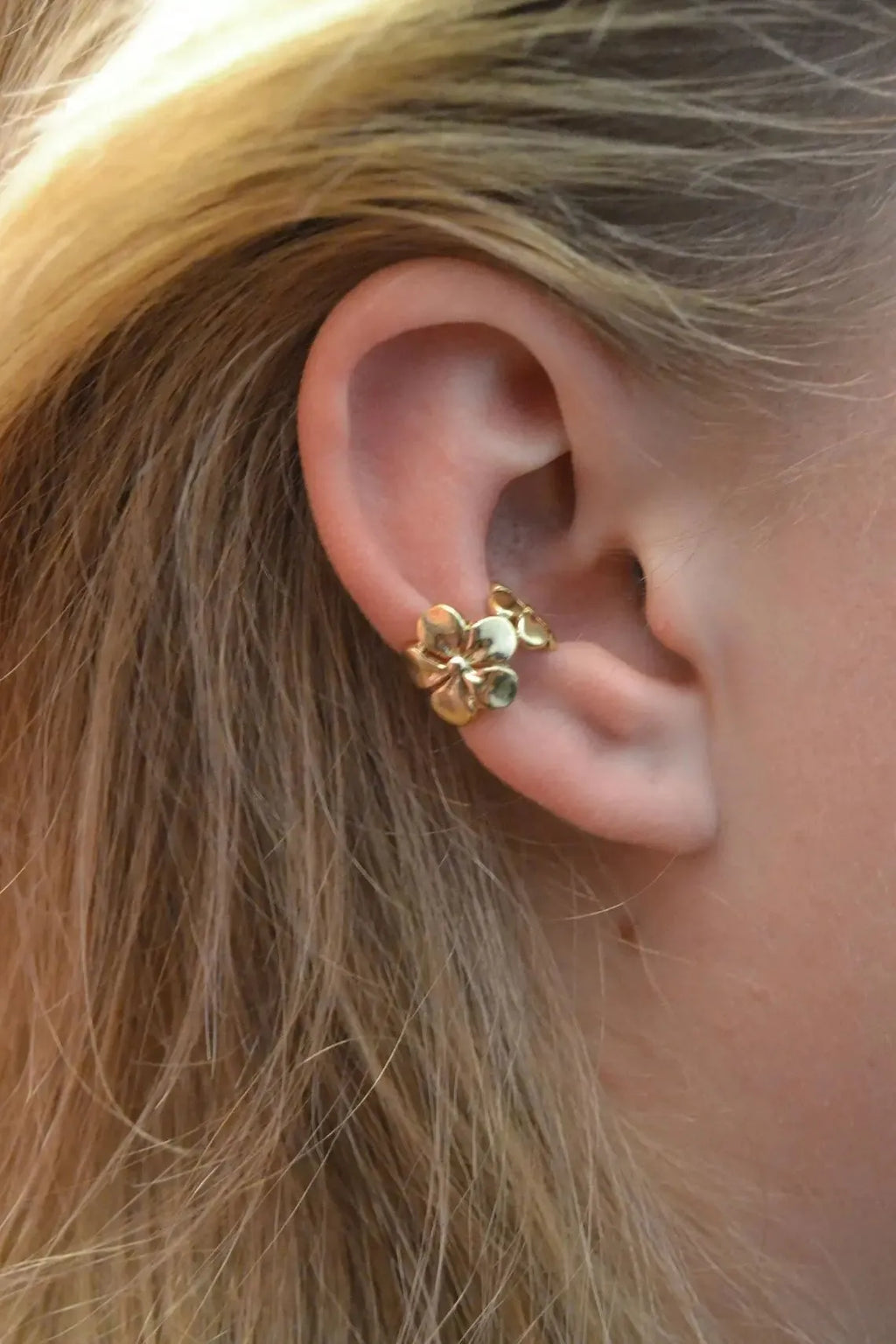 Gold women's drop earrings with a starfish and conch design on alloy hooks.