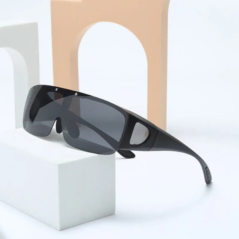 One-piece polarised myopia sunglasses with interchangeable lenses for cycling and mountain climbing