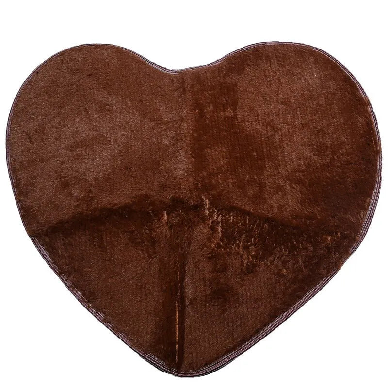 Heart-shaped polyester fibre floor mat in solid colour, size 60x70cm, on bedroom floor