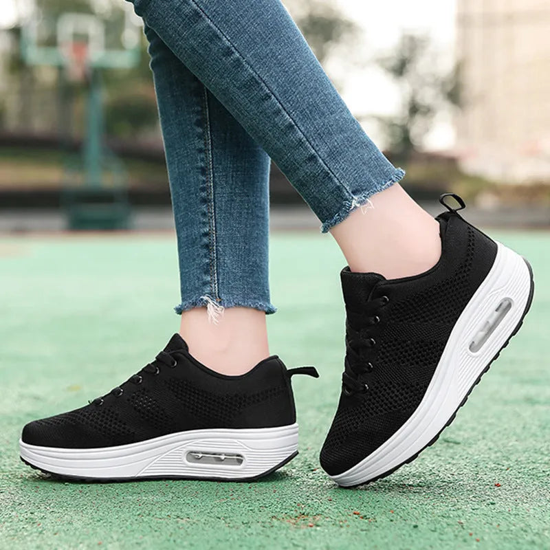 Women's solid colour platform casual shoes with pointed toe, flyknit upper, and vulcanised sole.