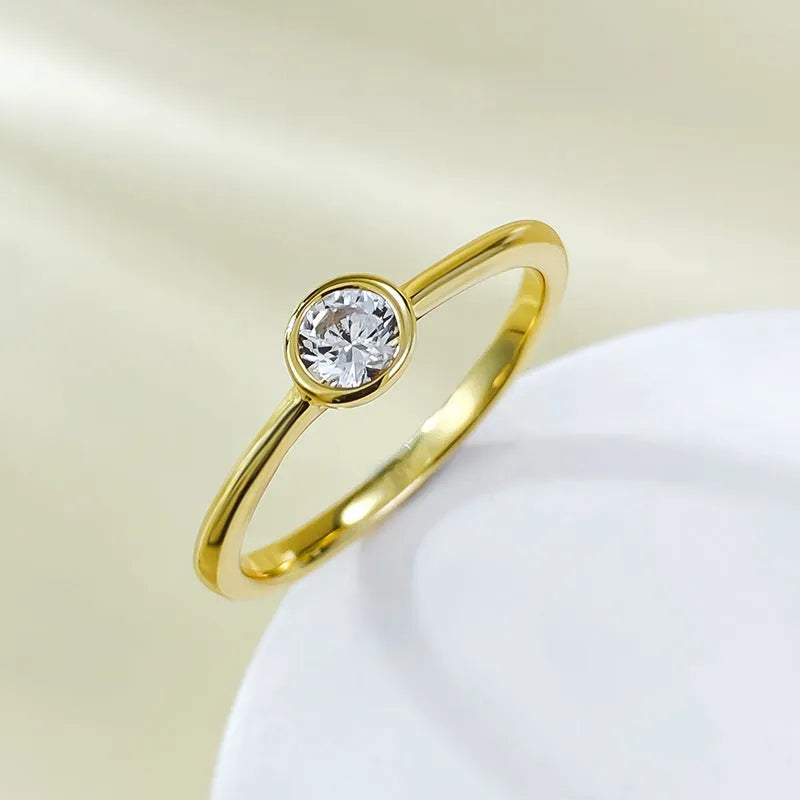 Minimalist silver crown ring with linear design in electroplated R962 gold or platinum colour.