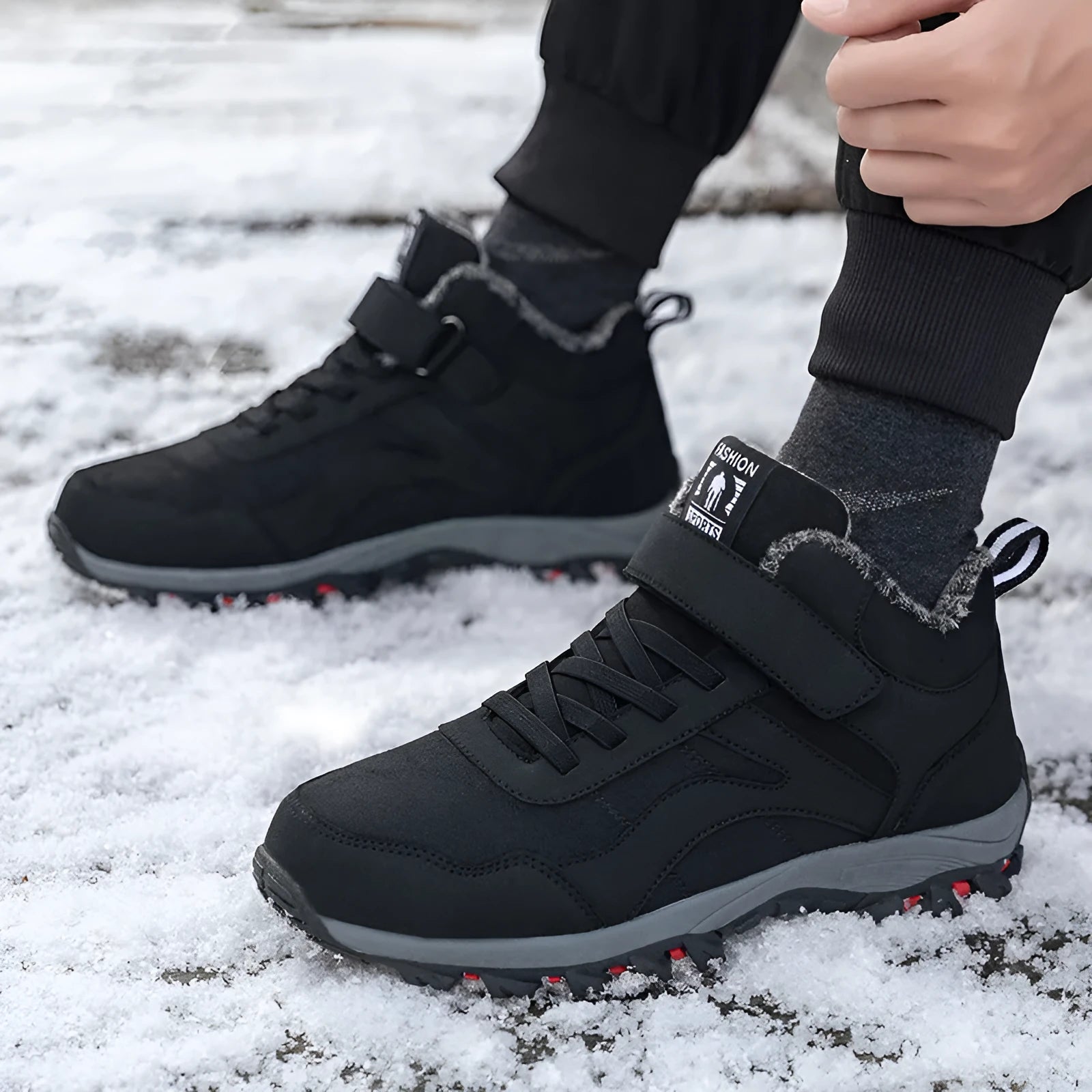 Women's high-top fleece-lined walking shoes in synthetic leather, black colour, side view
