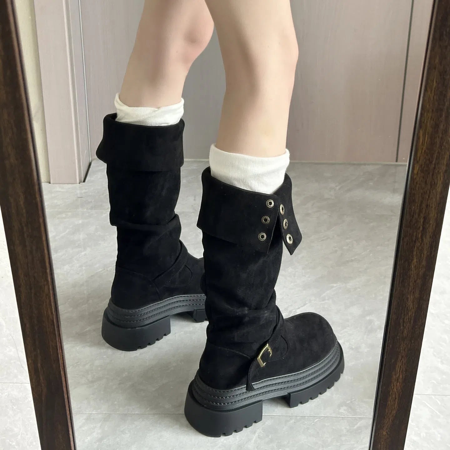 Women's retro chunky-heel knee-high boots in black with side zipper and round toe