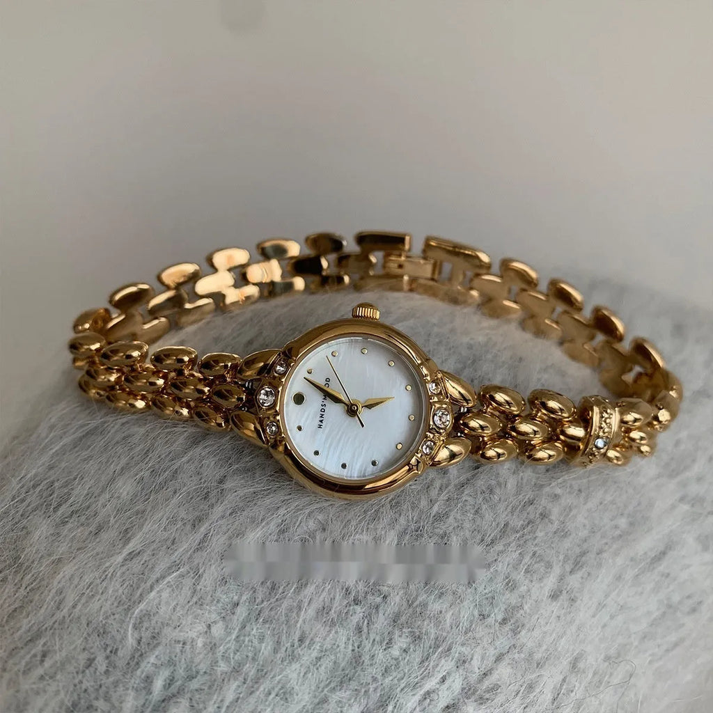 Women's Alloy Quartz Watch Gold Strap Fritillary Surface Retro Fashion Timepiece Ladies Casual Dress Wristwatch