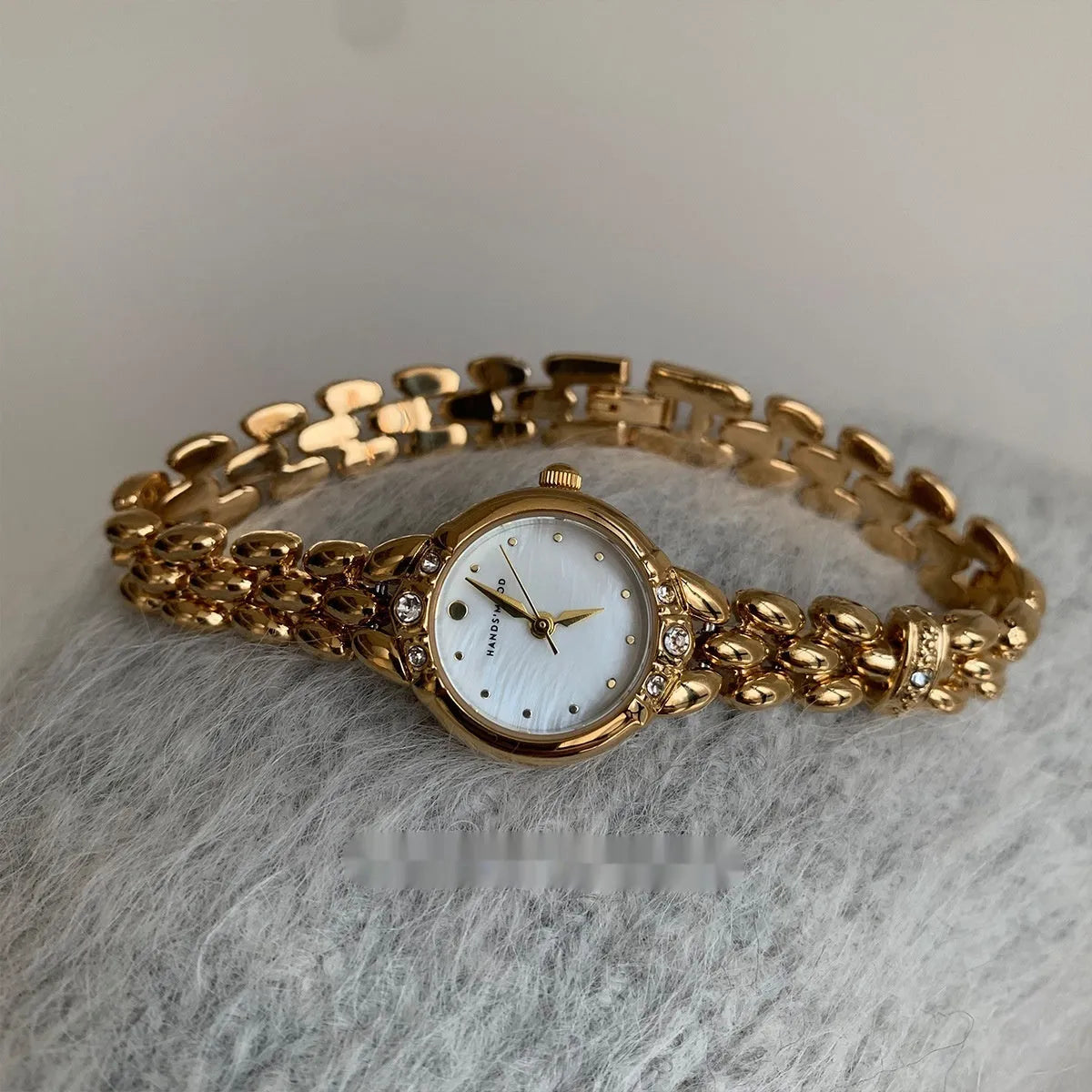 Women's Alloy Quartz Watch Gold Strap Fritillary Surface Retro Fashion Timepiece Ladies Casual Dress Wristwatch