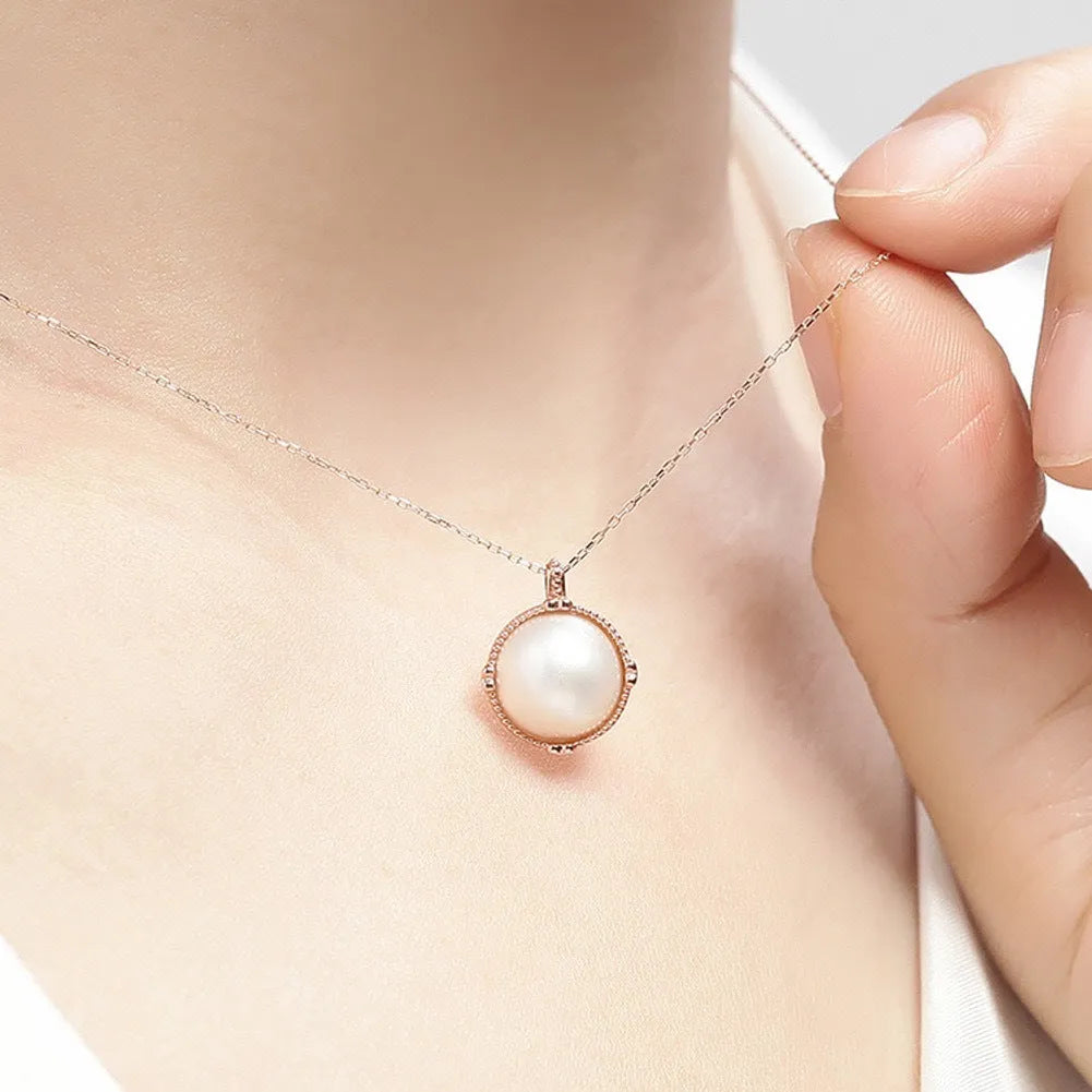 Fashion double-sided pearl necklace for women, white pearl mother shellfish pendant on copper base, floral geometric round shape