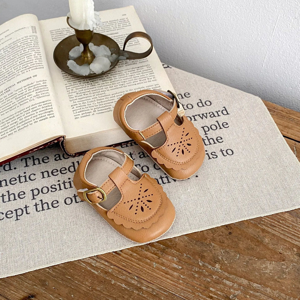 Girls' hollow-out summer shoes with rubber sole and buckle fastening, sizes 11-13cm