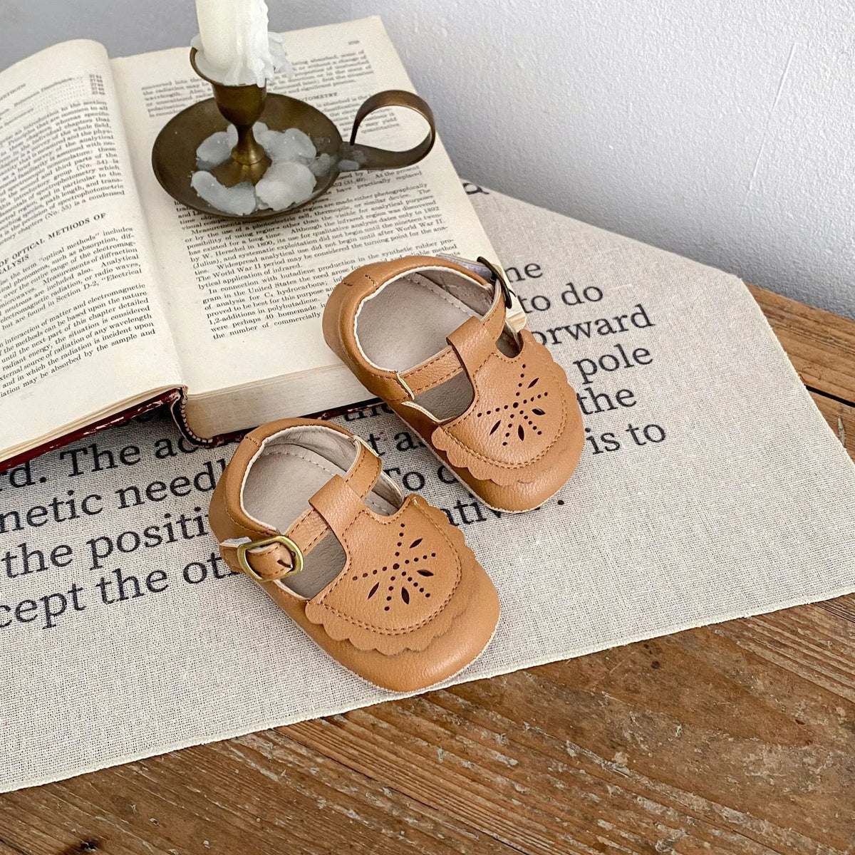 Girls' hollow-out summer shoes with rubber sole and buckle fastening, sizes 11-13cm