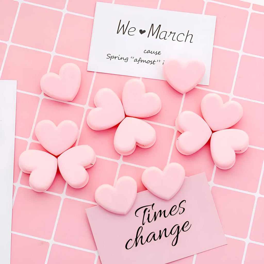 Pink heart-shaped love clip measuring 3.2 x 2.5cm for holding a photo or note