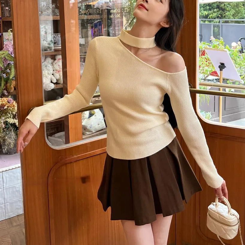 Women's slant shoulder bottoming sweater in solid colour, slim fit polyester knit, free size