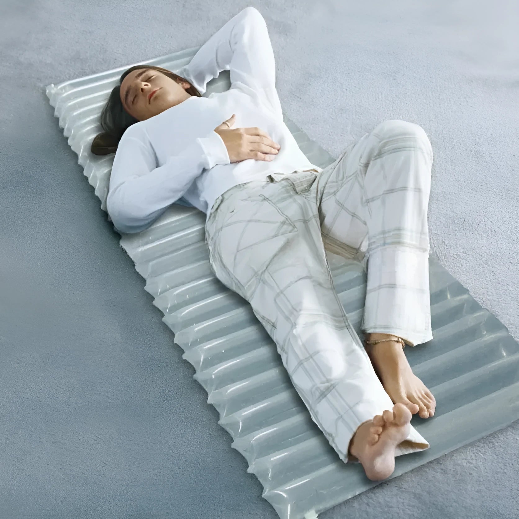 Transparent outdoor airbed for camping with 200x60cm dimensions and 300kg load capacity