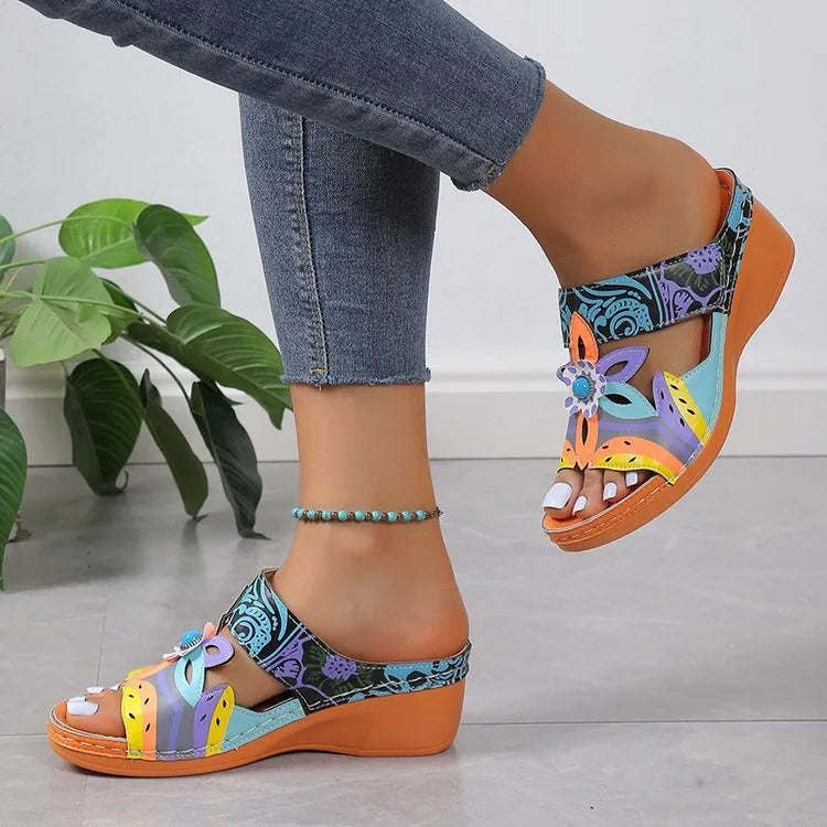 Ethnic cool girl style slippers with coloured slope and totem pattern in cowhide with a rubber sole.