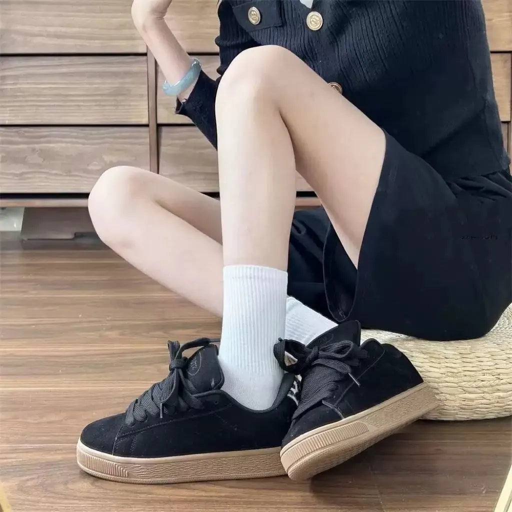 Black retro low-top sneakers with round toe and waterproof platform design