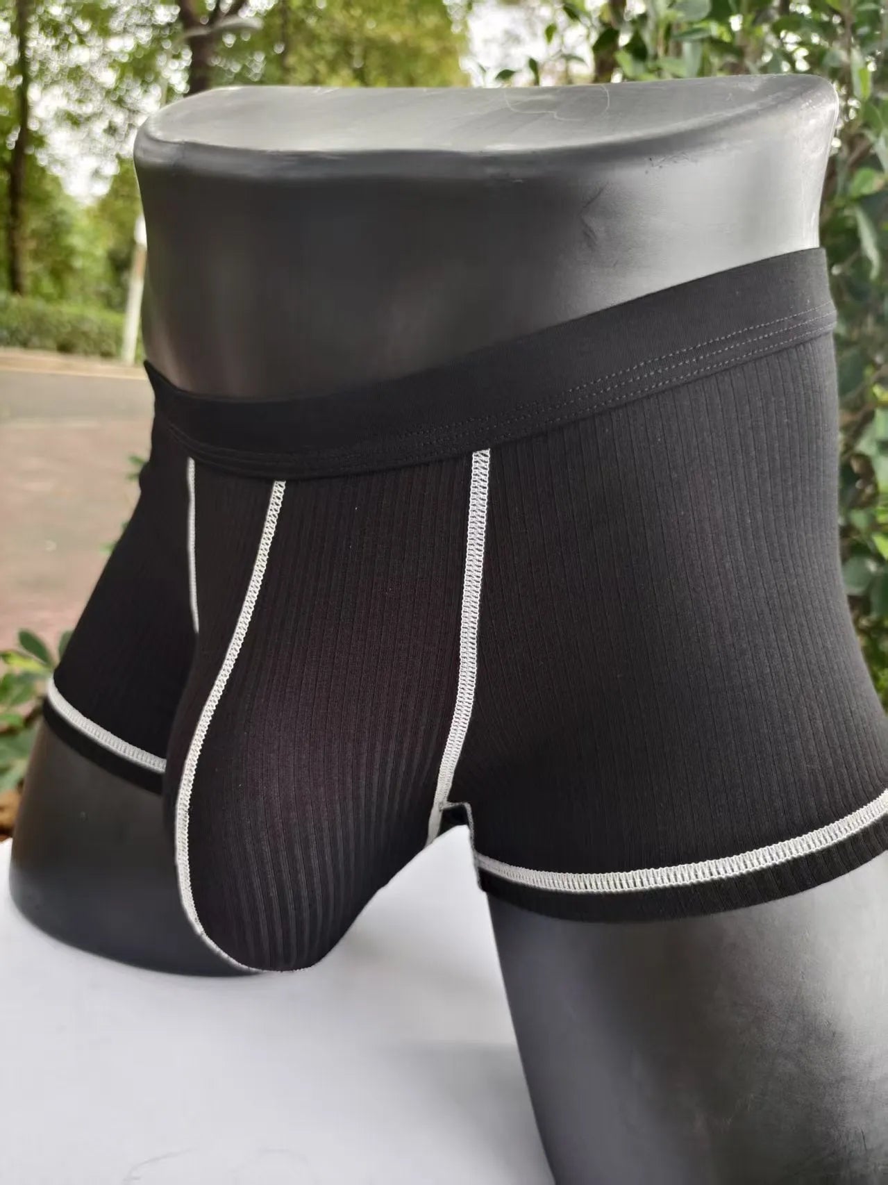 Men's breathable boxers in solid colours with body shaping design on size chart