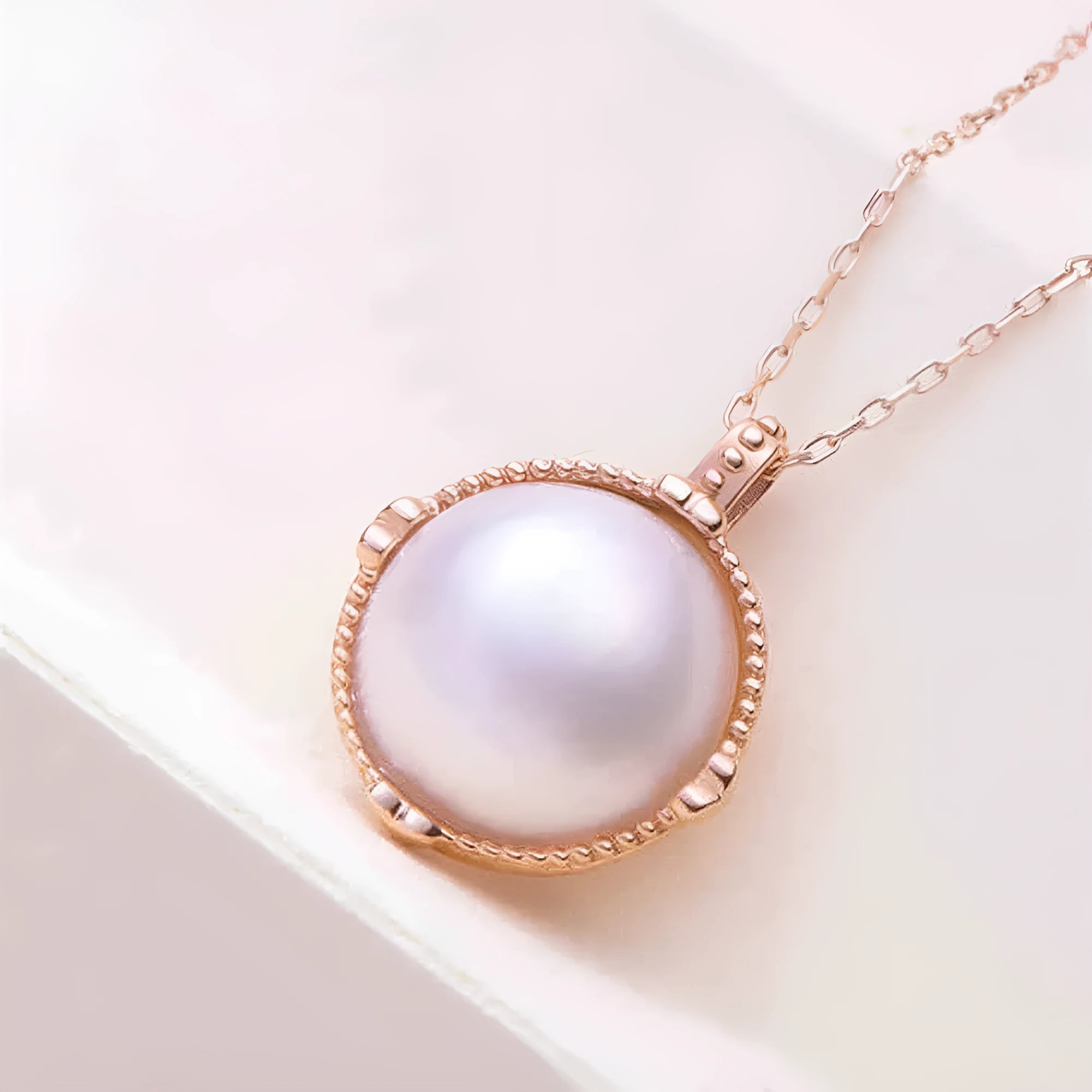 Fashion double-sided pearl necklace for women, white pearl mother shellfish pendant on copper base, floral geometric round shape