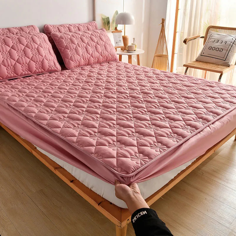 Brushed polyester fitted mattress cover in simple style, size 150x200cm, fits mattress up to 30cm deep