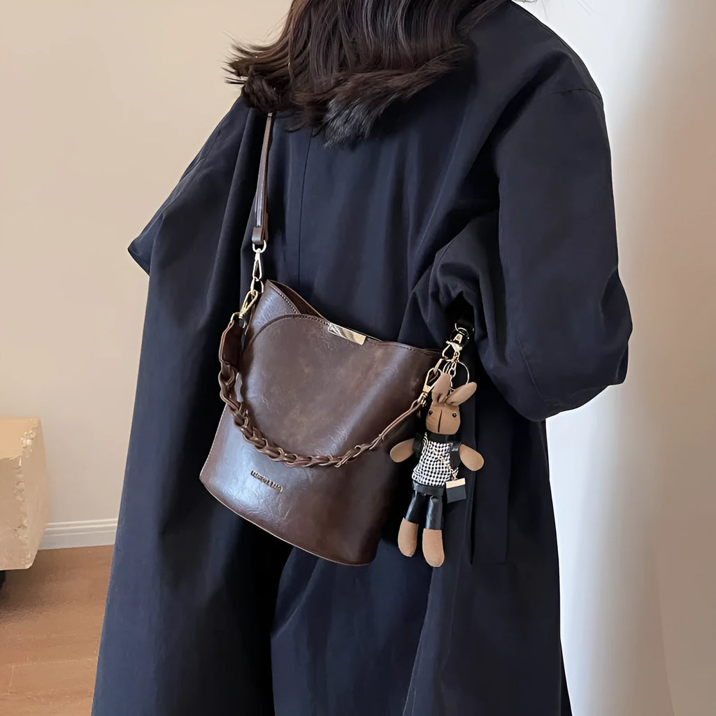 Women's retro messenger bag in PU leather, brown colour, 21x11x21 cm with pendant and double shoulder straps