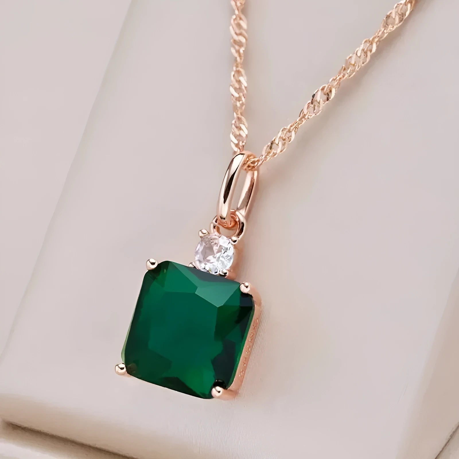 Green simulation rose gold clavicle chain with quadrilateral geometry pendant and O-ring chain style on stainless steel