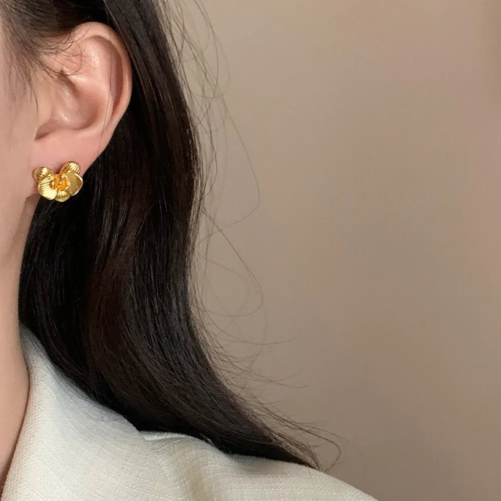 Retro style flower earrings with petal design in gold or silver colour on copper base