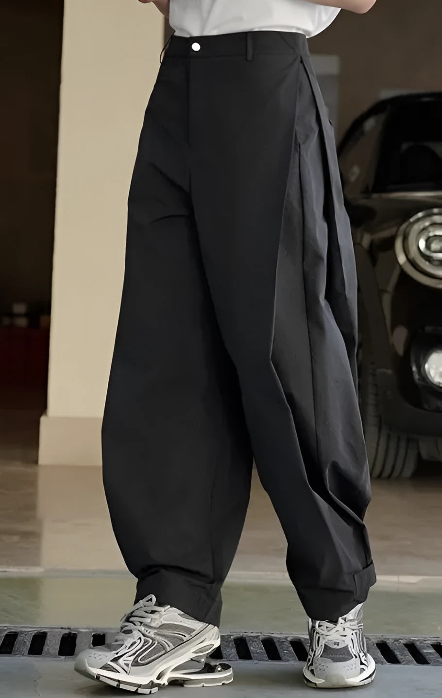 Black women's high-waisted trousers with pleated waist and wide leg loose fit