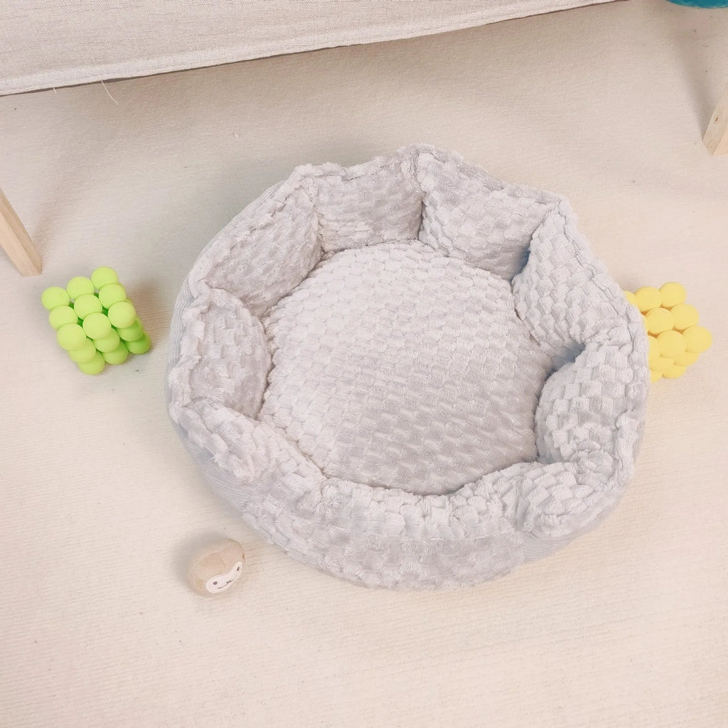 Multi-colour thermal cat bed 50cm diameter cloth nest in macaron colours with a cat inside